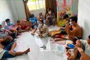 Bình Thuận: Bắt quả tang 16 người tụ tập đánh bạc trong lúc giãn cách