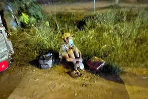 Xúc động hình ảnh người đàn ông và chiếc xe đạp gãy trên đường về quê