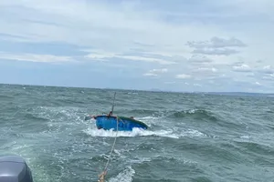 Bộ đội Biên phòng Bình Thuận cứu ngư dân bị xuất huyết não ngoài biển
