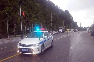 Vụ 63 người băng rừng về quê: Nhiều người bật khóc khi về đến nhà