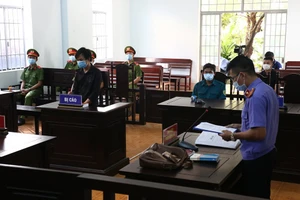 Thanh niên 'thông chốt' kiểm soát COVID-19 lãnh 12 tháng tù