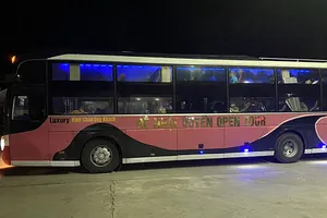 Xe khách chở 25 người từ vùng dịch 'thông chốt' ngọan mục