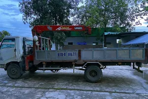 'Ém' 4 người dưới sàn thùng xe cẩu để 'thông chốt' kiểm soát COVID-19