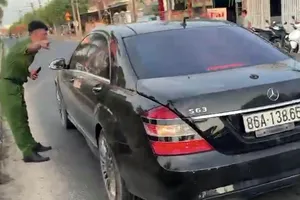 Bắt giam người dùng ô tô chặn xe chở bê tông vào công trình