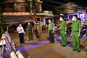 Tạm đình chỉ 1 chủ tịch phường để xem xét trách nhiệm phòng chống dịch