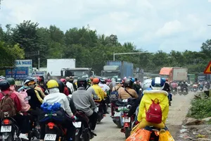 CSGT 3 tỉnh đưa hàng ngàn công nhân từ Đồng Nai về Ninh Thuận