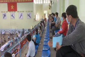 Chủ tịch phường viết thư xin lỗi vì cán bộ khu phố thu phí tiêm vaccine