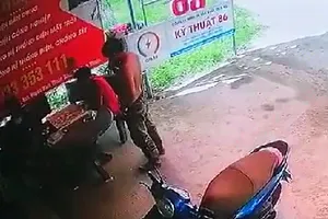 Dùng búa đánh chết người đang chơi cờ tướng, rồi ra đầu thú