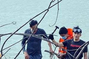 Người nhái lặn tìm cây búa hung thủ dùng sát hại người đang chơi cờ tướng