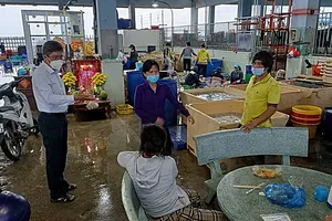 Tiểu thương Cảng cá Phan Thiết dừng hoạt động vì 2 ca nghi nhiễm COVID-19