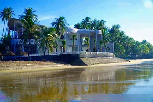 Làm rõ khu du lịch xây khối nhà kiên cố chồm ra biển ở Phan Thiết