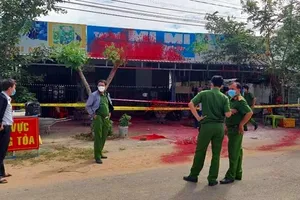 Bắt giữ nhóm dọa con nợ đang mắc COVID bằng quan tài, vàng mã 