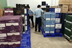 Hơn 1.500 chai rượu Chivas, Macallan không rõ nguồn gốc trên ô tô tải