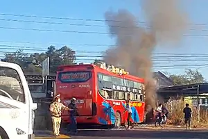 Xe khách giường nằm cuốn xe máy vào gầm thiêu rụi hoàn toàn