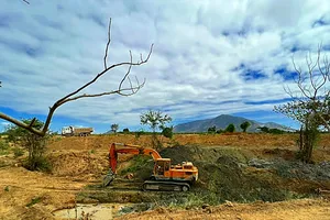 Bắt quả tang xe múc đào bới lòng sông Đợt