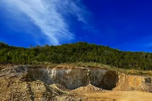 Gần nửa ngọn núi bị phá nát nhưng chỉ xử phạt... 800 ngàn đồng