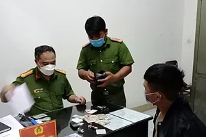 Bắt quả tang hai anh em mở 'tiệc ma túy đá' tất niên tại phòng trọ