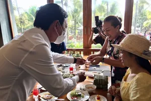  Chúc tết, lì xì cho du khách 'xông đất' Bình Thuận đầu năm Nhâm Dần