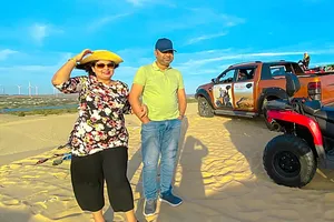 Tổng lãnh sự Ấn Độ cùng phu nhân trải nghiệm đồi cát Bàu Trắng, Bình Thuận