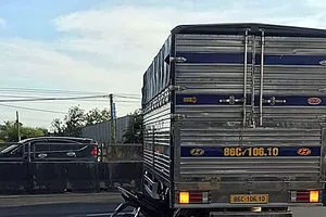 Tông vào hông xe tải đang lùi, một người tử vong 