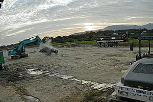 Kinh hoàng: Tài xế dùng gàu xe múc đập nát ô tô có người ngồi bên trong