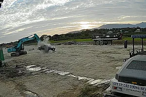 Khởi tố kẻ điều khiển máy xúc đập nát ôtô có người ngồi trong xe