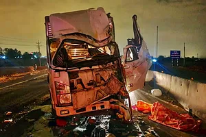 Đầu xe tải biến dạng sau vụ va chạm mạnh. Ảnh: PĐ