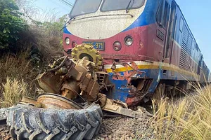 Tàu hỏa tông máy cày gãy đôi, đường sắt gián đoạn hơn 1 giờ 