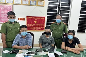 Từ các tờ rơi quảng cáo, phát hiện nhóm cho vay lãi nặng ở Bình Thuận