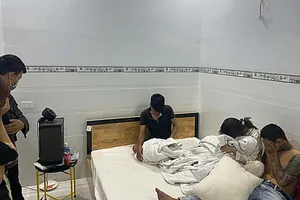 Bắt 6 nam nữ mang loa, đèn vào khách sạn mở 'tiệc ma túy'