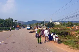 Va chạm với xe khách đi cùng chiều, 2 vợ chồng thương vong