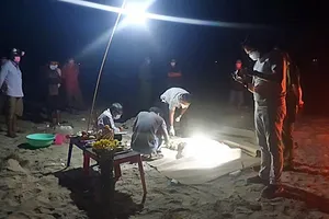 Thi thể quấn vải không nguyên vẹn dạt vào bờ biển Bình Thuận