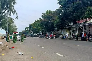 Kinh hoàng: Tài xế xe Mercedes tông xe truy sát người ở Phan Thiết