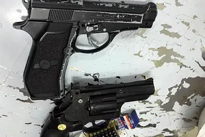 Bắt 2 thanh niên trữ ma túy cùng súng, đạn trong giỏ xách