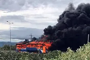 Cháy xe khách giường nằm trên QL1A, hơn 40 hành khách thoát chết trong gang tấc