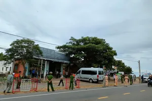 Cưỡng chế 9 hộ kinh doanh tại đồi cát Mũi Né hết hạn thuê nhưng không trả mặt bằng 
