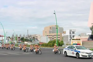 Công an Bình Thuận không tiếp khách, nhận hoa Ngày truyền thống Công an Nhân dân