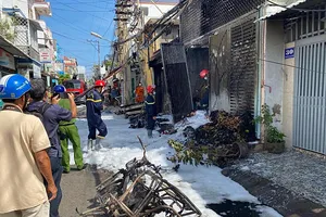 Xe máy bốc cháy, lửa lan vào căn nhà ở trung tâm TP Phan Thiết