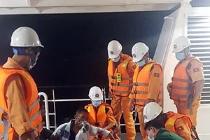 Tàu SAR413 và bác sĩ Bộ đội Biên phòng ra khơi cấp cứu thuyền viên 