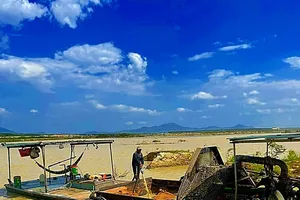 Bình Thuận: Cẩu nhiều 'tàu ma' khai thác cát trái phép ra khỏi hồ Biển Lạc và sông La Ngà