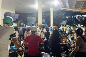 Xe máy trên đảo Phú Qúy thoát tình trạng 'đắp chiếu' do thiếu xăng