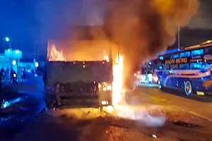 Xe bồn bị cháy nằm trên quốc lộ bị ô tô giường nằm tông vào