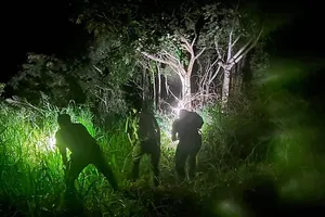 Nhiều nhóm tình nguyện viên tìm kiếm 1 phụ nữ mất tích trên núi Tà Cú