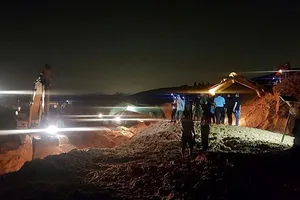 Sập mỏ titan ở Bình Thuận, 4 công nhân bị cát vùi mất tích