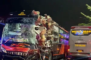 Xe giường nằm tránh ô tô đang đậu, tông vào 3 xe khách chạy ngược chiều