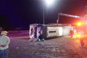 Giải cứu 3 người bị kẹt trong xe khách tự lật trên Quốc lộ 1A