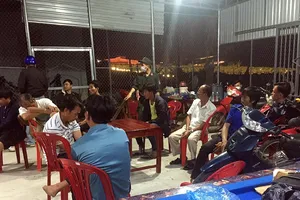 Nhiều mũi trinh sát ập vào các điểm cá cược trong đường dây cờ bạc lớn ở Bình Thuận