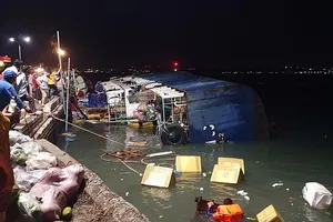 Tàu Hoàng Thiên 99 bị lật ở cảng Phan Thiết