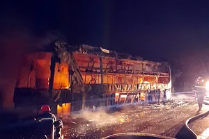 Cháy xe khách trên QL1A hơn 20 hành khách bỏ chạy thoát thân