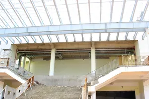 Nhà hát 200 tỉ đồng dùng thiết kế của 12 năm trước, ở sát biển lại lợp tôn